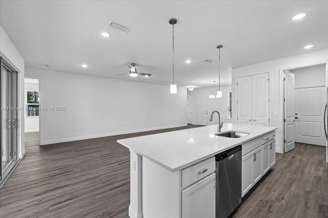 Building Photo - 11 Burgundy Pl