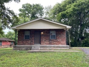 Building Photo - Great Location! Off College St! 3 Bed/1 Bath with 1000 sq. ft.