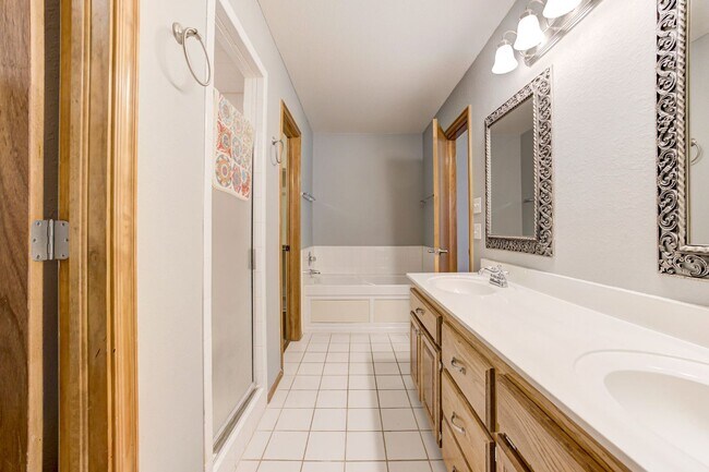 Building Photo - Beautiful 3x2 with Sunroom in Yukon