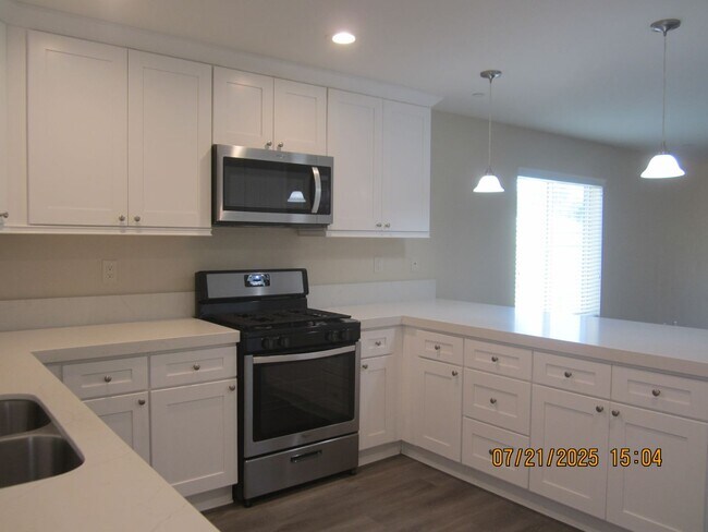 Building Photo - Immaculate Single Story Like New