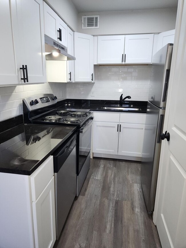 Building Photo - IMMEDIATE MOVE IN