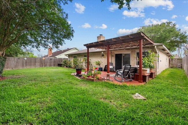 Building Photo - 883 Silverpines Rd