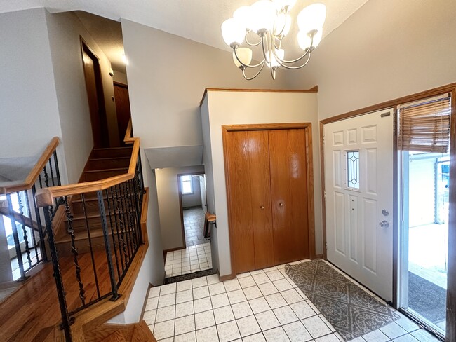 Building Photo - 9403 Lakeside Trl