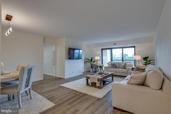 Building Photo - 203 Yoakum Pkwy