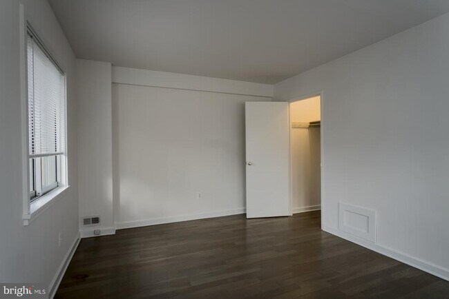 Building Photo - 301 I St SW