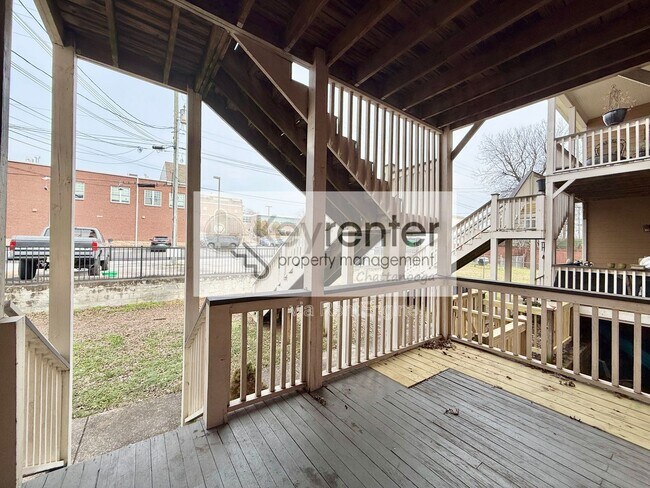 Building Photo - 1115 E 8th St