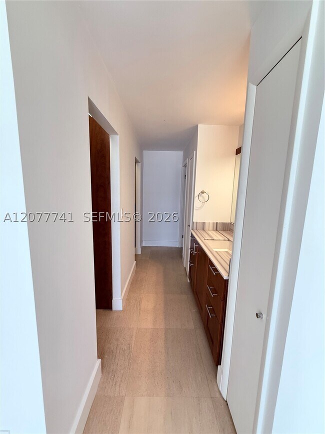 Building Photo - 1450 Brickell Bay Dr