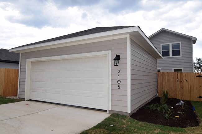 Building Photo - 2108 Pecan Island Dr