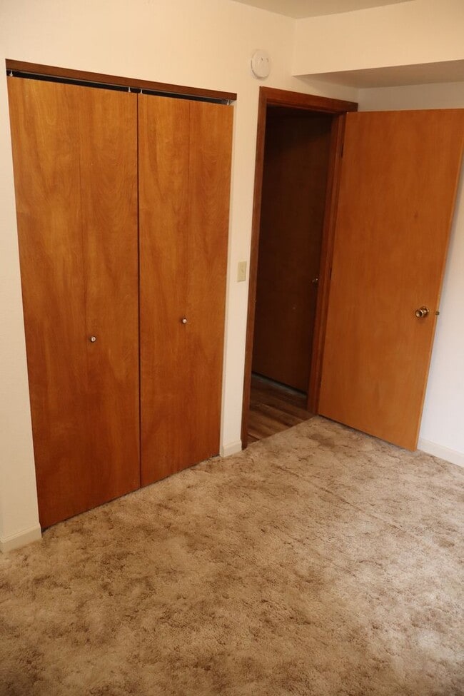 Building Photo - Quiet neighbor Home