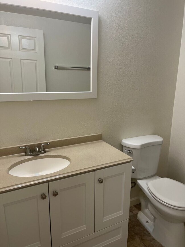 Building Photo - 400 W Arrowhead Dr