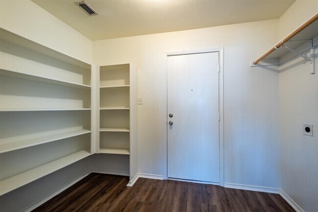 Building Photo - 228 Memory Dr