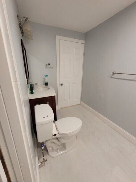 Bathroom - 132 W Madison St