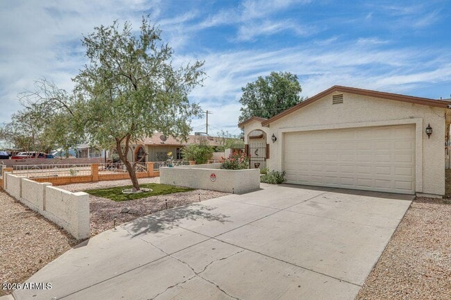 Building Photo - 2919 W Palm Ln
