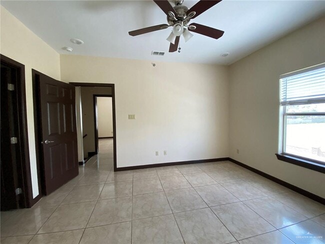 Building Photo - 1205 E Daffodil Ave