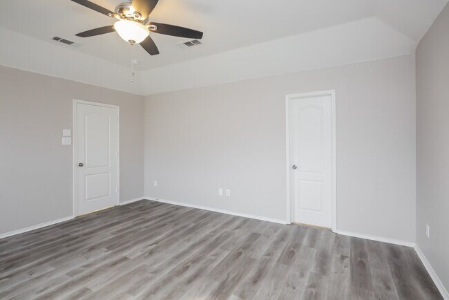 Building Photo - 828 Passive Dr