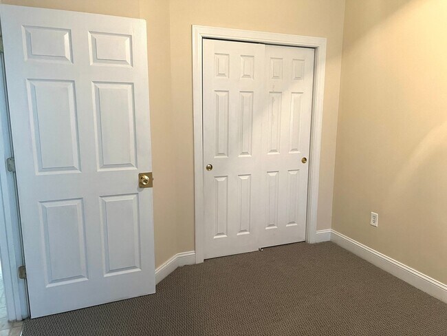 Building Photo - AVAILABLE SOON! 3 BED/2 BATH CONDO IN FOUNTAIN POINTE! FRESHLY PAINTED!