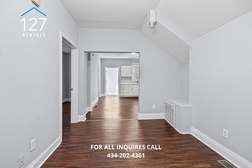 Building Photo - Updated 2BR Duplex with Central Air & Wash...