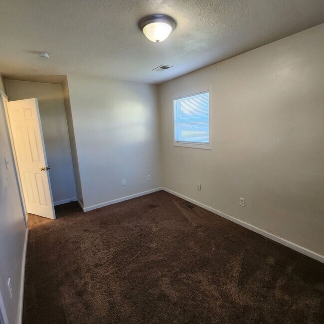 Building Photo - 2 Bedroom, 1 Bathroom Duplex Unit in Indep...