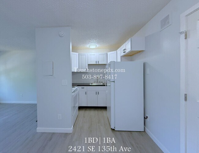 Building Photo - Inviting East Portland Apartment with Bright Living and Everyday Comfort