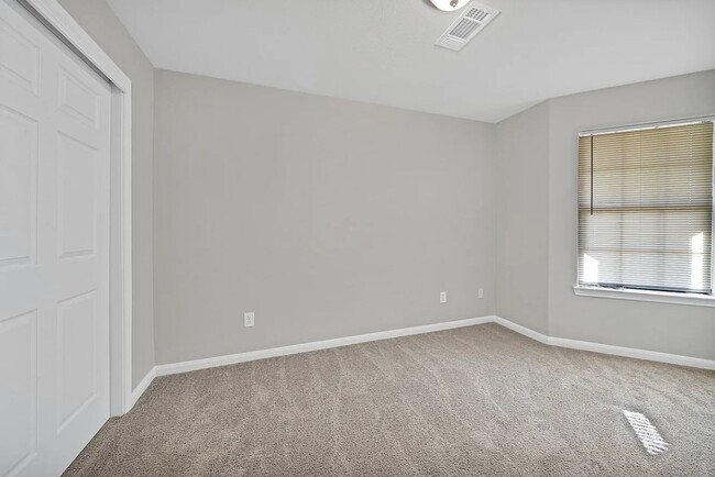 Building Photo - Spacious home for rent.