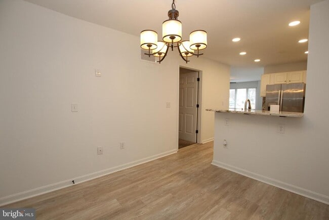 Building Photo - 117 Lakeside Dr