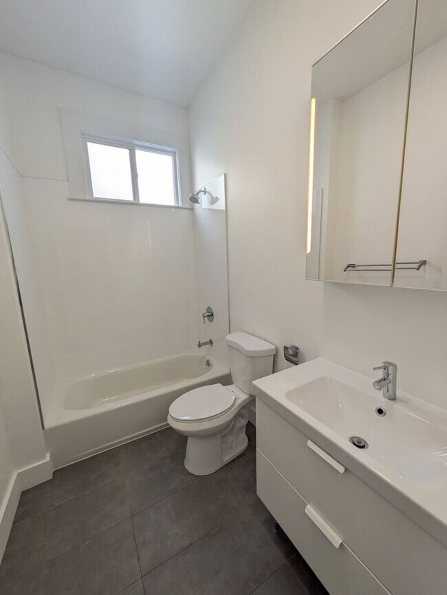 Building Photo - 1048_DIVIS