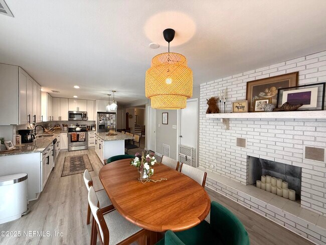 Building Photo - 1272 Arlingwood Ave