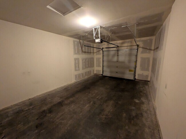 Building Photo - 2 Bedroom, 2 Bathroom Townhome off of Alabama St