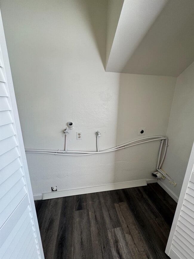 Building Photo - 2056 W Simpson Ave