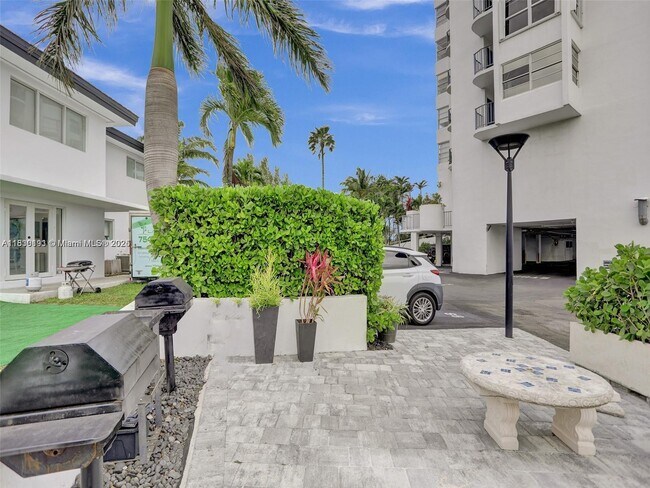 Building Photo - 11930 N Bayshore Dr
