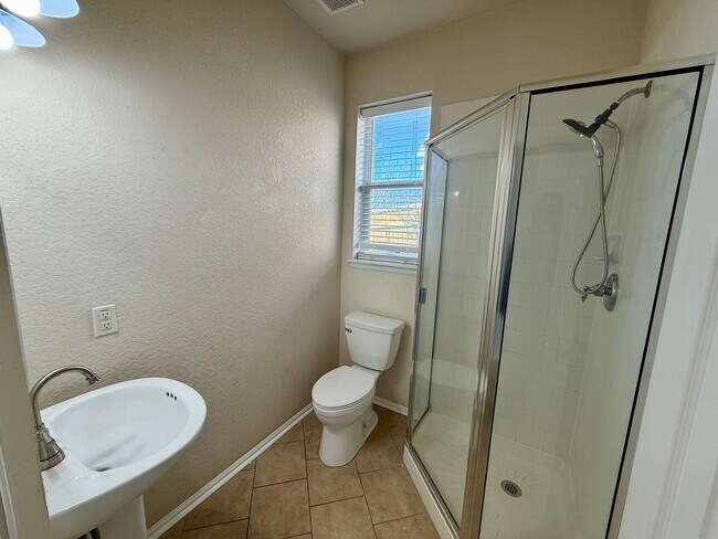 Building Photo - 5 bedroom, 3 bathroom home off TPC Parkway!