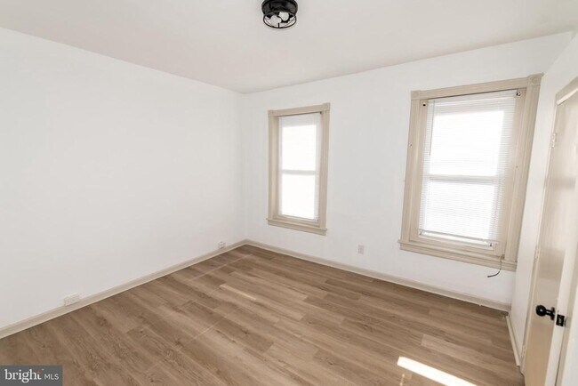 Building Photo - 907 Belmont Ave