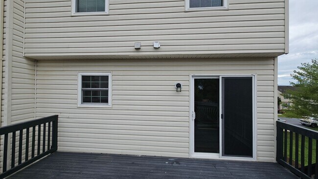 Building Photo - 20140 Daniels Cir