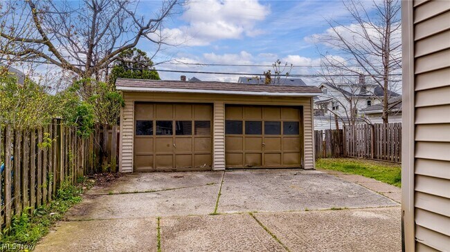 Building Photo - 2056 Wascana Ave