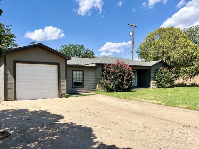 Building Photo - Spacious Four Bedroom!
