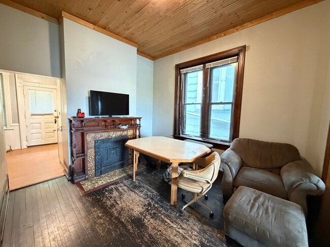Building Photo - Large 3 Bedroom Open July 1st!