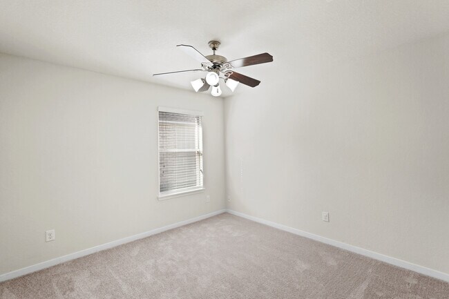 Building Photo - 1102 Honeysuckle Vine Dr