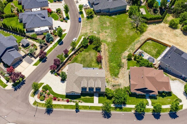 Building Photo - 4432 Vista Pointe Dr