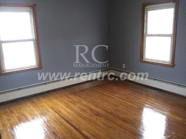 Building Photo - 905 Sprague-