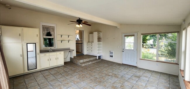 Building Photo - 122 Ginkgo St S