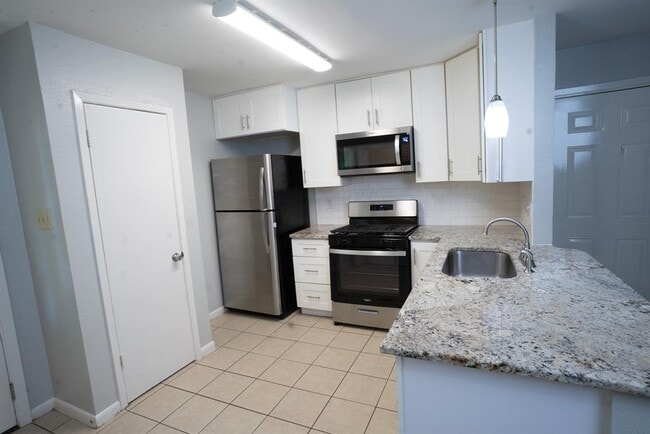 Building Photo - 9703 Roxanna Dr