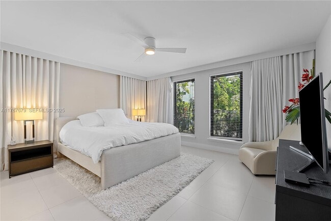 Building Photo - 122 E 2nd Ct