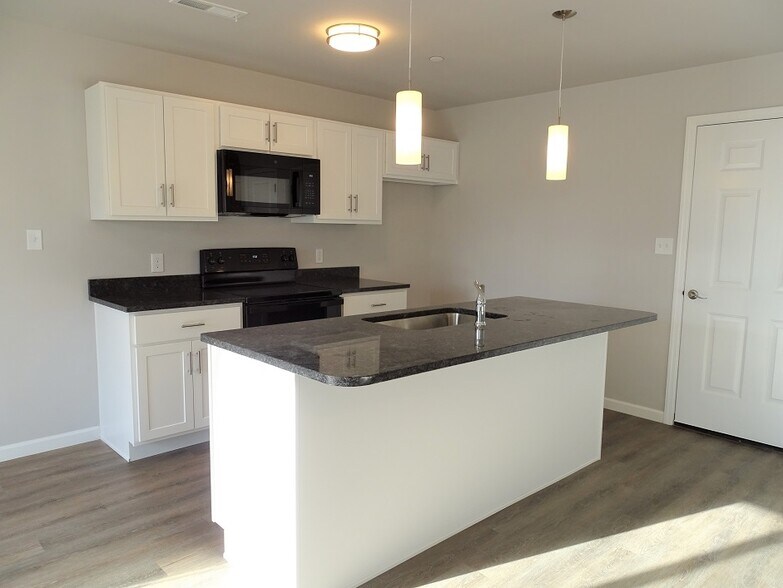 Building Photo - 21 Cobblestone Ct