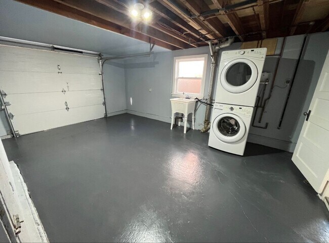 Building Photo - 5685 Jordan Ave