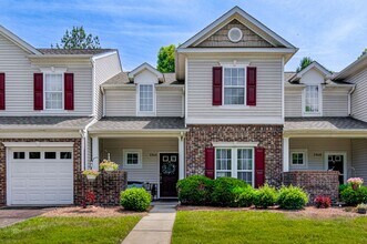 Building Photo - Beautiful 3BR/2BA Townhome in Winston-Salem