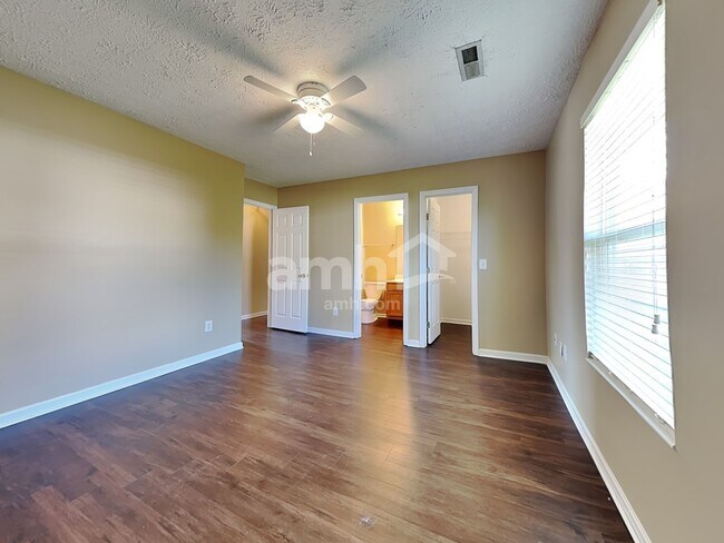 Building Photo - 1531 Farrington Dr