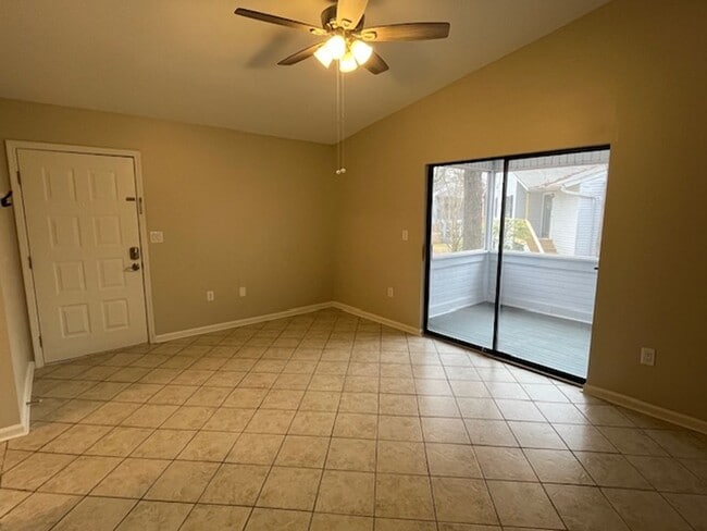 Building Photo - 2 Bedroom 1 Bath Upstairs Condo with MANY upgrades in Hunters Chase