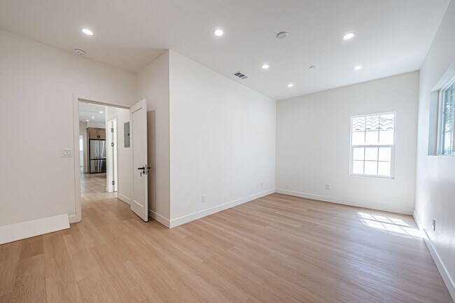 Building Photo - Modern Upstairs 3-Bed/2-Bath at 4222 – 1 M...