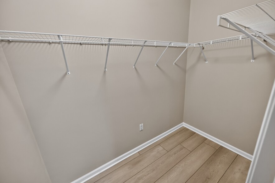 Master's Bedroom walk-in closet - 404 Degas Ct
