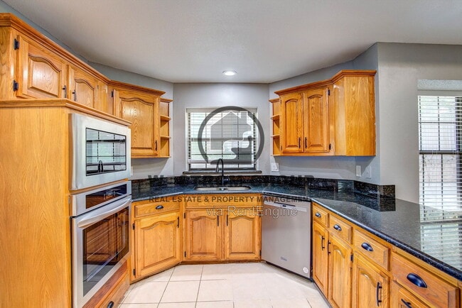 Building Photo - 3914 Meadow Dr